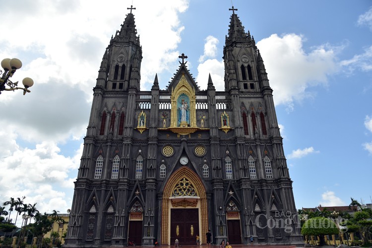 Nhà thờ giáo xứ Hưng Nghĩa: Tuyệt tác của kiến trúc