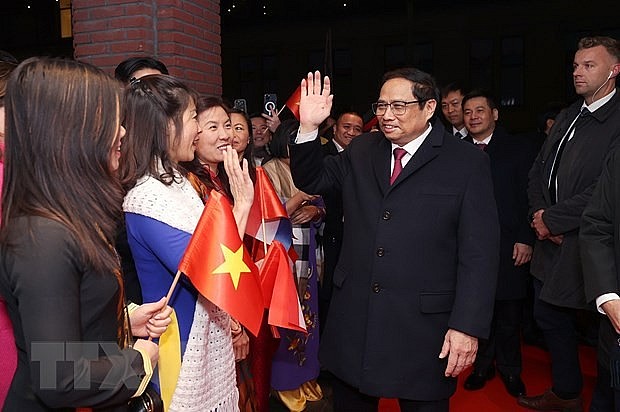 Cán bộ, nhân viên Đại sứ quán và cộng đồng người Việt Nam đón Thủ tướng Phạm Minh Chính tại sân bay quốc tế Schiphol, thành phố Amsterdam