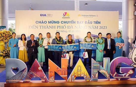 Đà Nẵng đón chuyến bay và hành khách đầu tiên trong Năm mới 2023