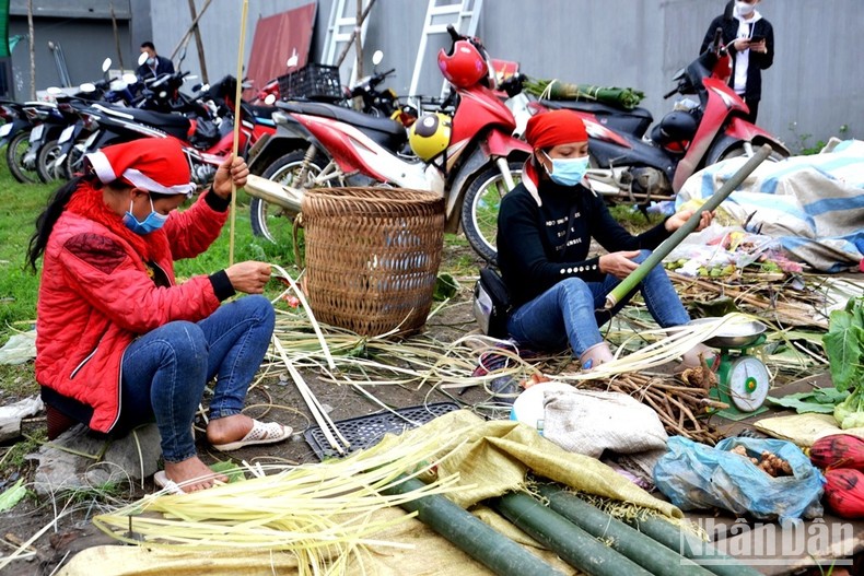 Rộn rã chợ phiên vùng cao ngày Tết ảnh 2