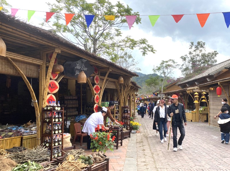 Hàng chục nghìn du khách hành hương về khu di tích - danh thắng Yên Tử