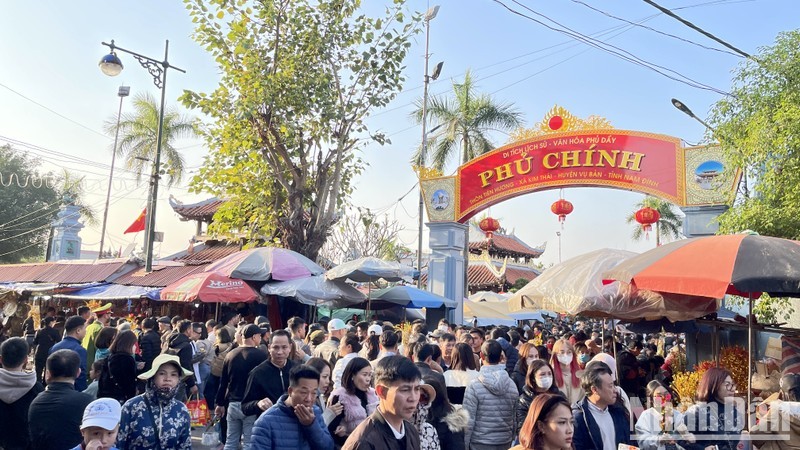 Nam Định: Hàng vạn người đổ về phiên chợ "mua may, bán rủi"