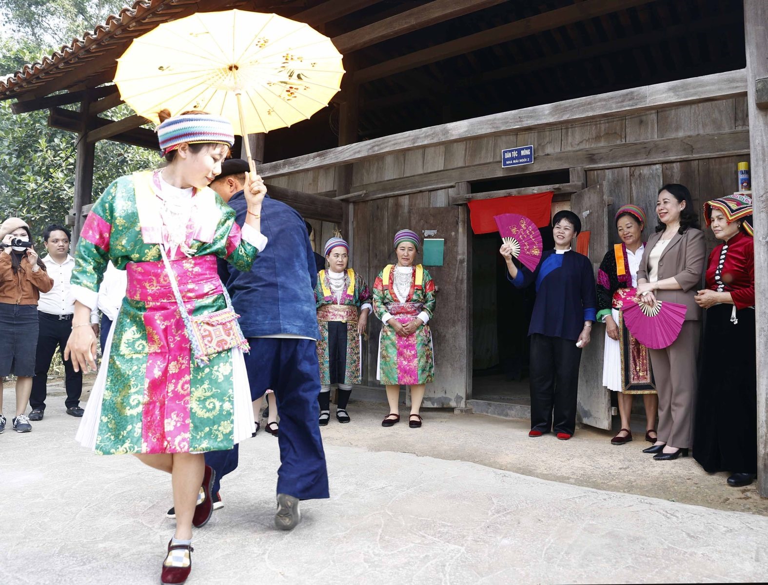 Bà con dân tộc Mông biểu diễn tại ngày hội.