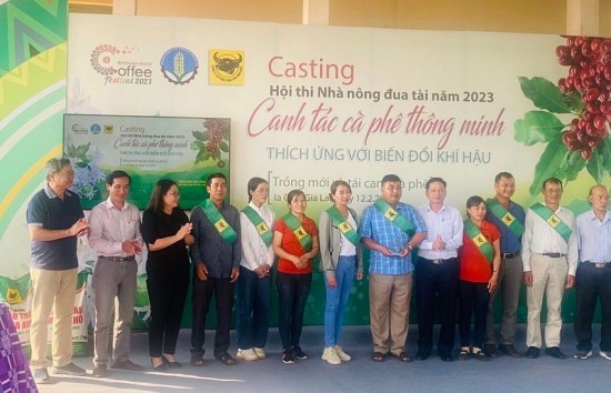 Nông dân các tỉnh Tây Nguyên chuẩn bị đua tài tại Lễ hội cà phê Buôn Ma Thuột lần thứ 8