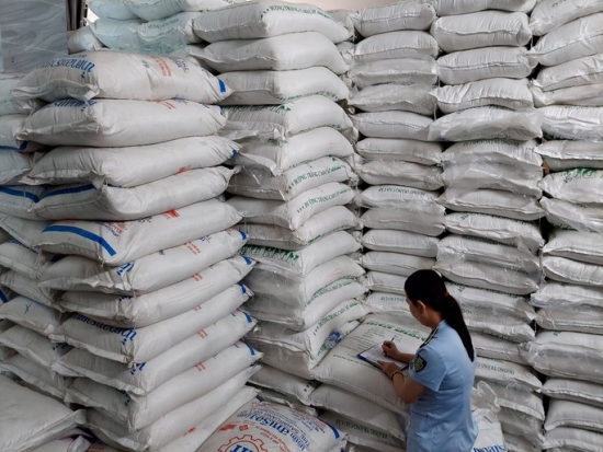 TP. HCM: Bắt giữ gần 40 tấn đường cát nghi nhập lậu gần chợ Bình Tây