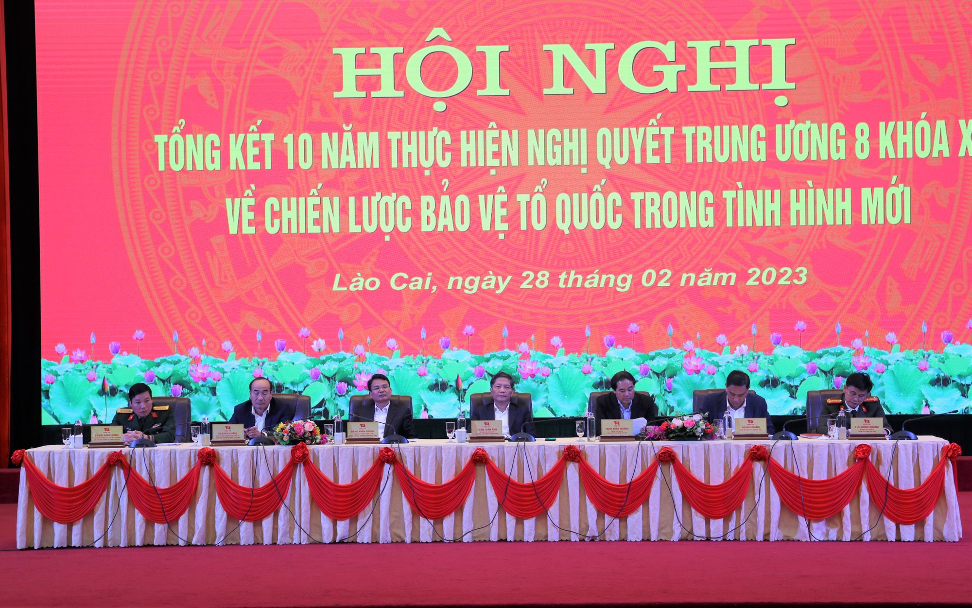 Lào Cai phát triển kinh tế gắn với bảo đảm an ninh quốc phòng - Ảnh 3.