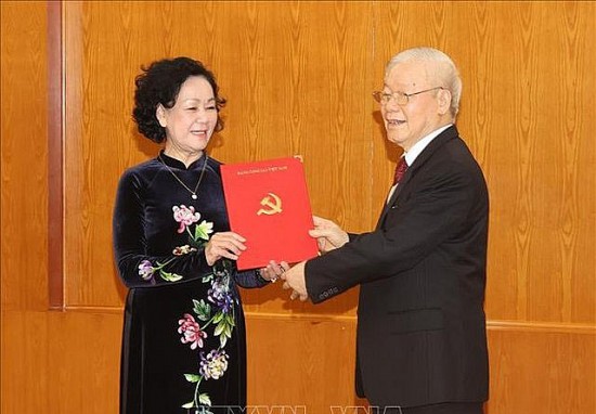 Tổng Bí thư trao Quyết định phân công đồng chí Trương Thị Mai giữ chức Thường trực Ban Bí thư