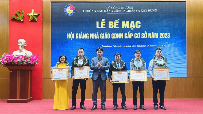 TS. Đỗ Minh Chiến trao thưởng và Giấy Chứng nhận cho các Nhà giái đạt giải Nhất