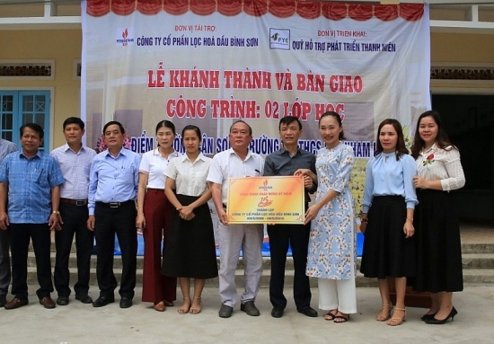 Bàn giao công trình 2 lớp học trường TH và THCS Sơn Nham II