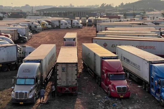 Lạng Sơn: Ùn ứ cục bộ do lượng xe hàng dồn về cửa khẩu tăng đột biến