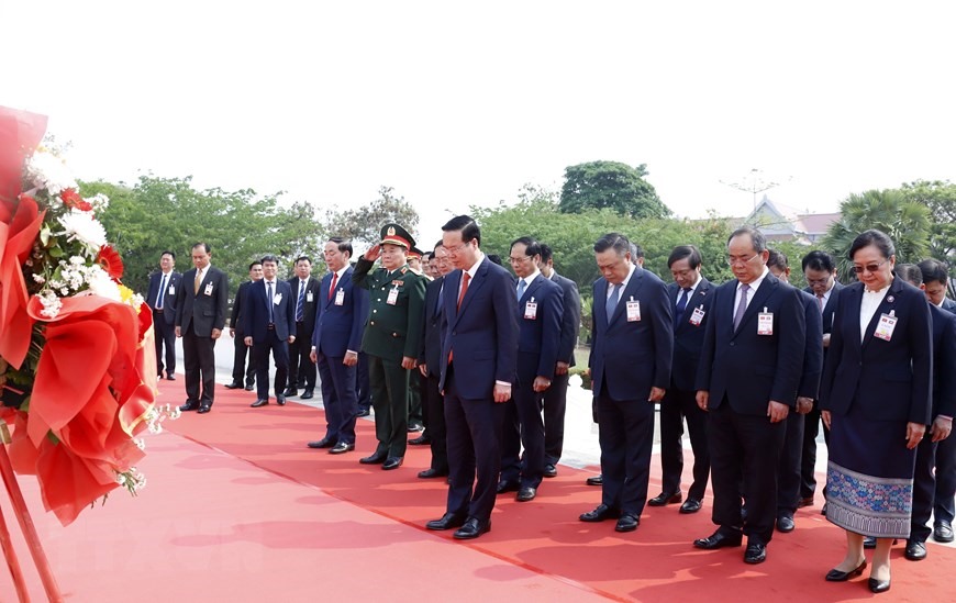 Chủ tịch nước Võ Văn Thưởng cùng đoàn đại biểu cấp cao Việt Nam tưởng niệm các liệt sĩ vô danh Lào tại Đài liệt sỹ vô danh Lào ở thủ đô Vientiane. Ảnh: TTXVN