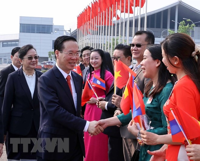 Lễ đón Chủ tịch Võ Văn Thưởng và đoàn đại biểu cấp cao Việt Nam tại sân bay quốc tế Wattay, thủ đô Vientiane. Ảnh: TTXVN