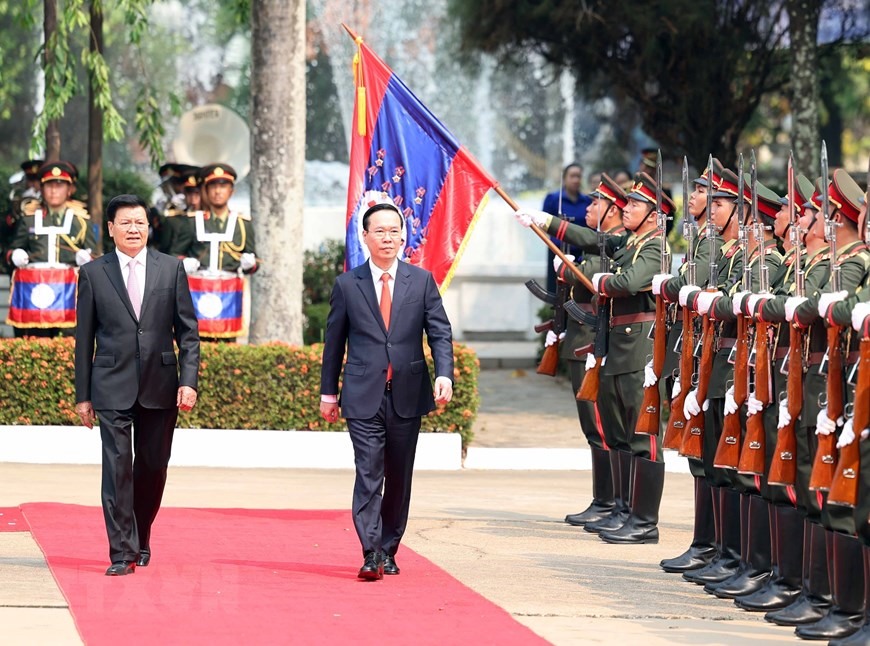Tổng Bí thư, Chủ tịch nước Lào Thongloun Sisoulith chủ trì lễ đón Chủ tịch nước Võ Văn Thưởng. Ảnh: TTXVN