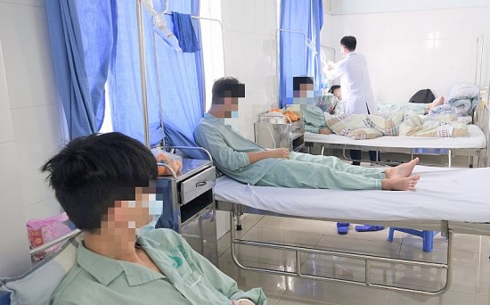 Tỉnh Quảng Ninh: Bốn nam học sinh nhập viện do hút thuốc lá điện tử