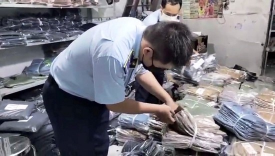 Quản lý thị trường TP. Hồ Chí Minh thu giữ hàng ngàn quần kiki giả