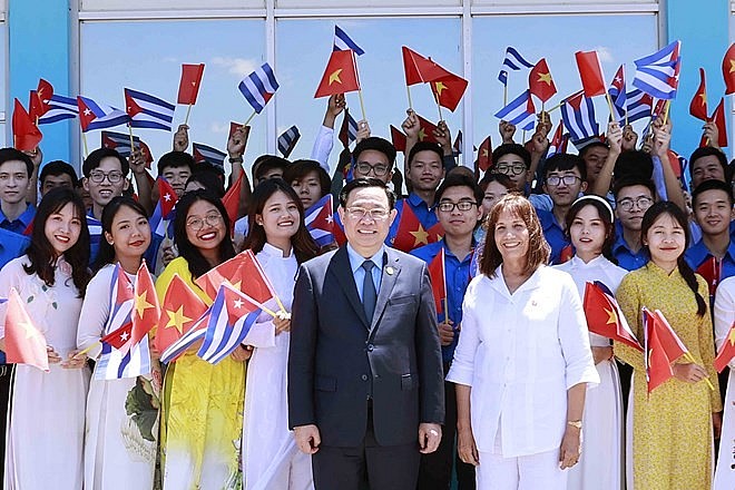 Chủ tịch Quốc hội Vương Đình Huệ với sinh viên và cộng đồng người Việt Nam tại Cuba.