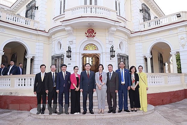 Chủ tịch Quốc hội Vương Đình Huệ chụp ảnh lưu niệm với đại biểu tại Đại sứ quán Việt Nam tại Cuba. (Ảnh: Doãn Tấn/TTXVN)