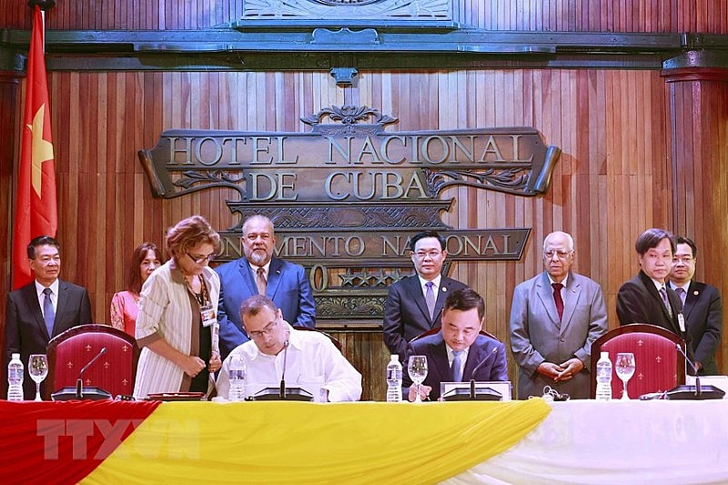 Chủ tịch Quốc hội Vương Đình Huệ và Thủ tướng Cộng hòa Cuba Manuel Marrero Cruz dự Diễn đàn thương mại và đầu tư Việt Nam-Cuba. 
