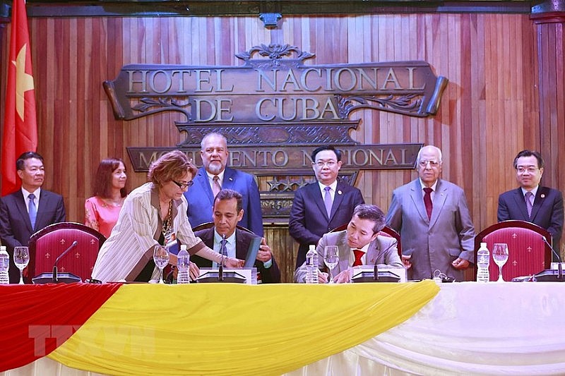 Chủ tịch Quốc hội Vương Đình Huệ và Thủ tướng Cộng hòa Cuba Manuel Marrero Cruz chứng kiến lễ ký và trao các thỏa thuận hợp tác giữa doanh nghiệp hai nước. 