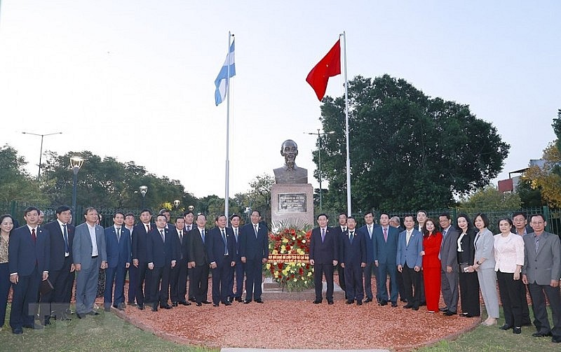 Chủ tịch Quốc hội Vương Đình Huệ và đại biểu chụp ảnh lưu niệm tại Tượng đài Chủ tịch Hồ Chí Minh.