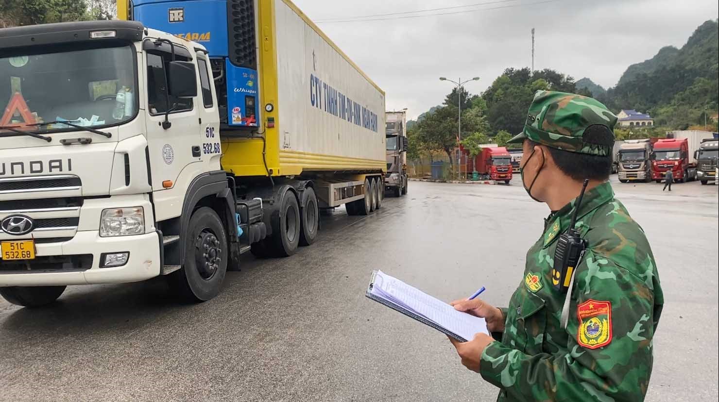 Cửa khẩu Lạng Sơn mùa cao điểm xuất khẩu nông sản