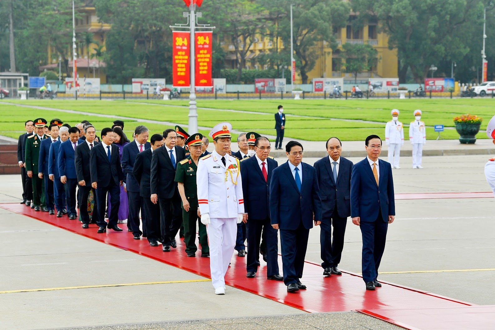 Lãnh đạo Đảng, Nhà nước vào Lăng viếng Chủ tịch Hồ Chí Minh, dâng hương tưởng niệm các Anh hùng liệt sĩ - Ảnh 1.