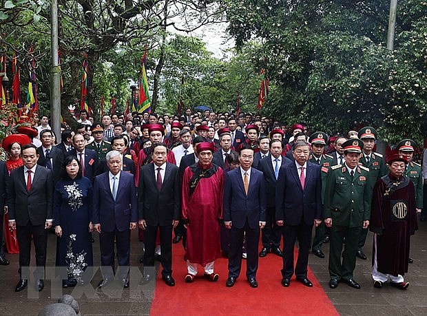 Chủ tịch nước Võ Văn Thưởng cùng lãnh đạo Đảng, Nhà nước thực hiện nghi lễ tại Đền Thượng trong Khu Di tích Lịch sử Quốc gia đặc biệt Đền Hùng.