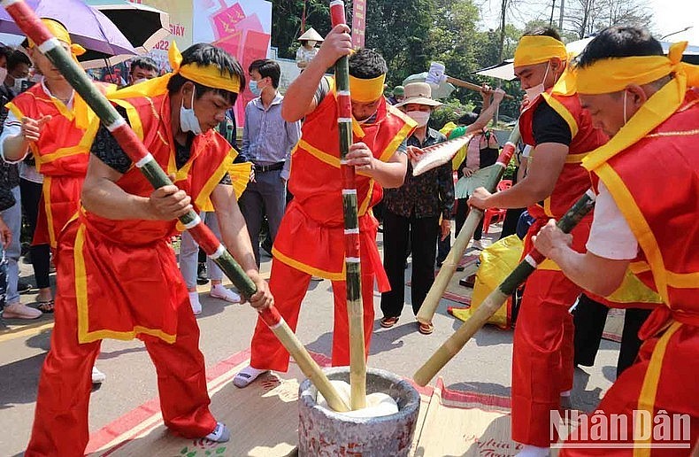 Thi giã bánh dày dâng lên các Vua Hùng ngày Giỗ Tổ.