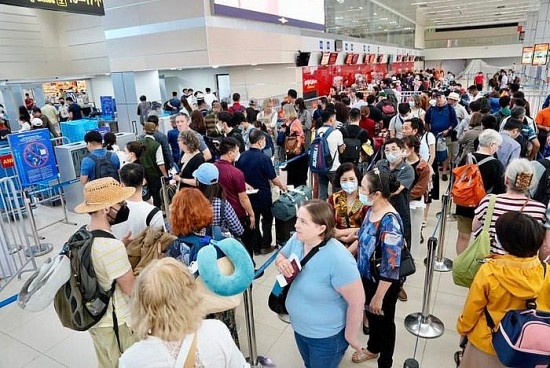Hành khách qua sân bay đạt gần 100 nghìn khách, Nội Bài áp dụng kiểm soát an ninh cấp độ 1