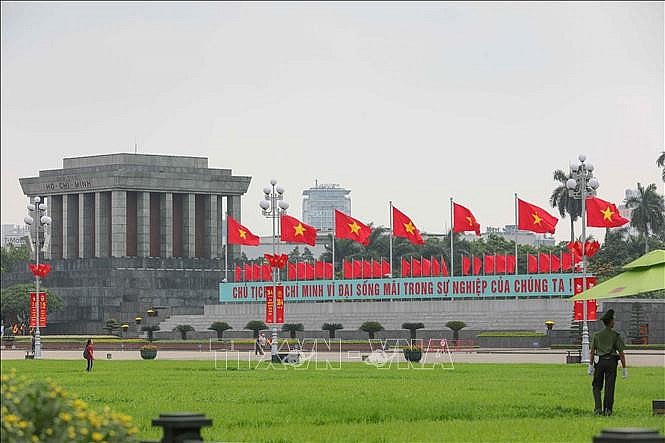 Phía trước Lăng Chủ tịch Hồ Chí Minh rực rỡ màu cờ, băng rôn cỡ lớn chào mừng 48 năm Ngày giải phóng miền Nam, thống nhất đất nước 30/4/1975 - 30/4/2023. Ảnh: Hoàng Hiếu/TTXVN