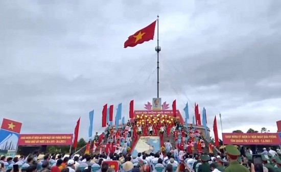 Thiêng liêng khoảnh khắc thượng cờ Thống nhất non sông tại Quảng Trị