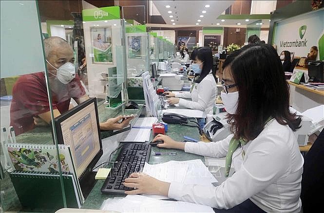 Khách hàng giao dịch tại Hội sở chính Vietcombank, Hà Nội. 