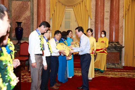 Công ty CP Phân bón Dầu khí Cà Mau vinh dự nhận khen thưởng cấp nhà nước