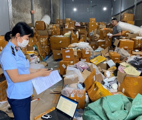 Hà Nội: Tạm giữ hàng nghìn mỹ phẩm, đồ gia dụng có dấu hiệu vi phạm