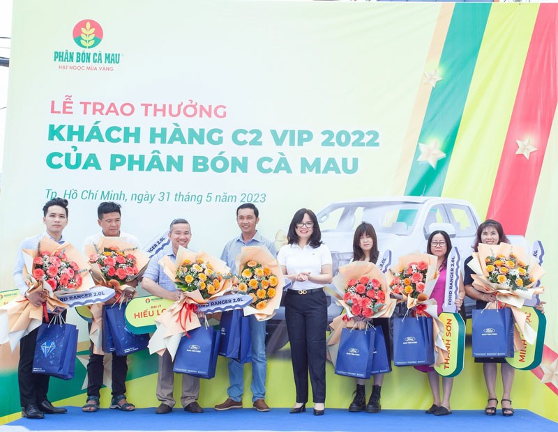 Phân bón Cà Mau trao 7 xe bán tải cho khách hàng xuất sắc