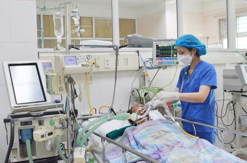bệnh nhân ngộ độc so biển nặng được chăm sóc hồi sức tích cực tại Bệnh viện Bãi Cháy (Ảnh BV Bãi Cháy)