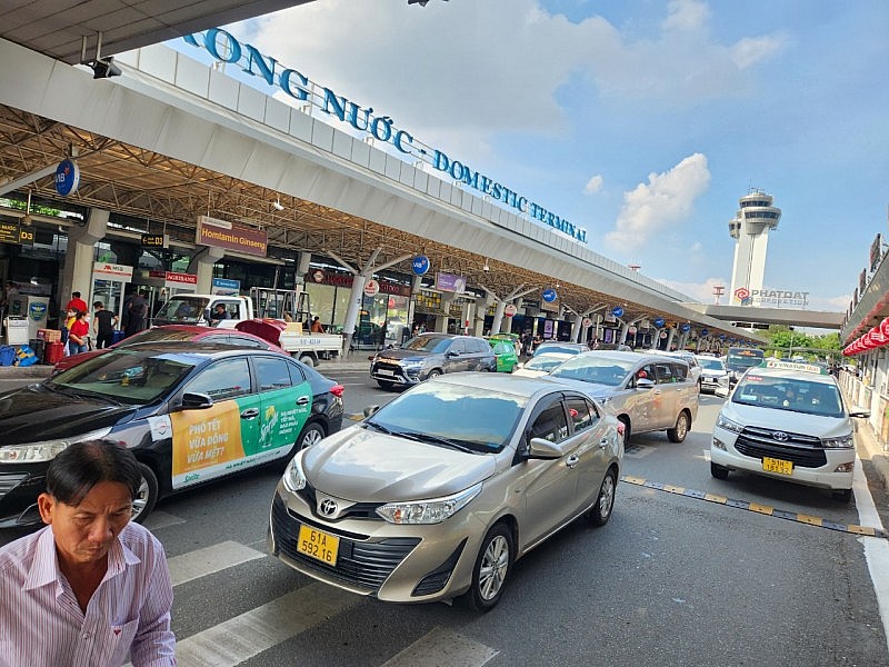 Hai hãng taxi ở sân bay Tân Sơn Nhất bị tạm dừng hoạt động sau vụ tố gian lận cước