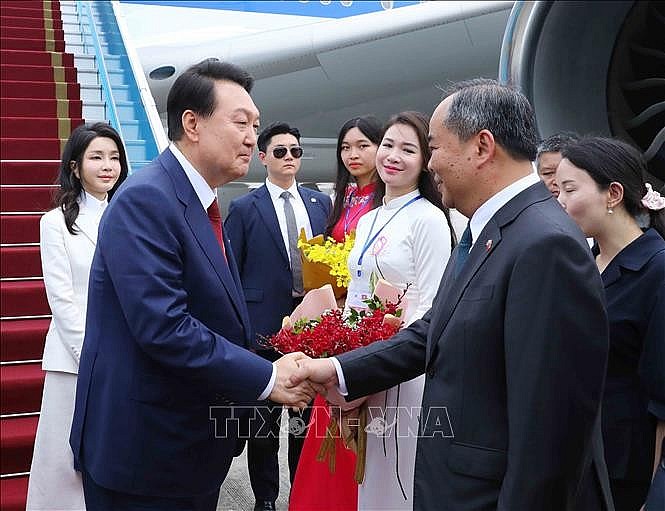 Chủ nhiệm Văn phòng Chủ tịch nước Lê Khánh Hải đón Tổng thống Hàn Quốc Yoon Suk Yeol và Phu nhân tại Sân bay quốc tế Nội Bài.