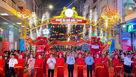 Quảng Ninh: Tấp nập người trên tuyến phố đi bộ Bài Thơ trong ngày đầu khai trương