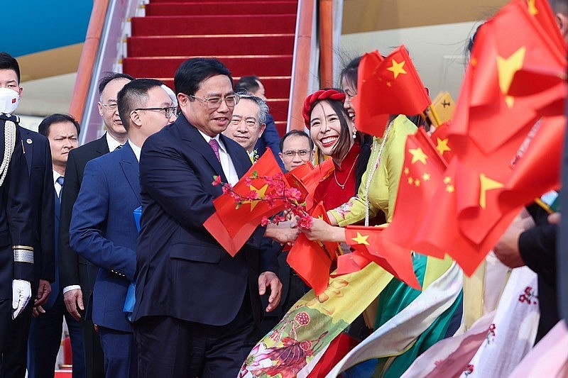 Thủ tướng Phạm Minh Chính tới thủ đô Bắc Kinh, bắt đầu chuyến thăm chính thức nước Cộng hòa Nhân dân Trung Hoa; dự Hội nghị Thường niên các nhà tiên phong lần thứ 14 của Diễn đàn Kinh tế thế giới.