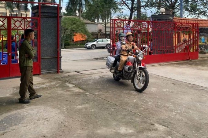 Nữ sinh Quảng Ninh quên giấy tờ được Đại úy CSGT dùng xe chuyên dụng chở về nhà lấy