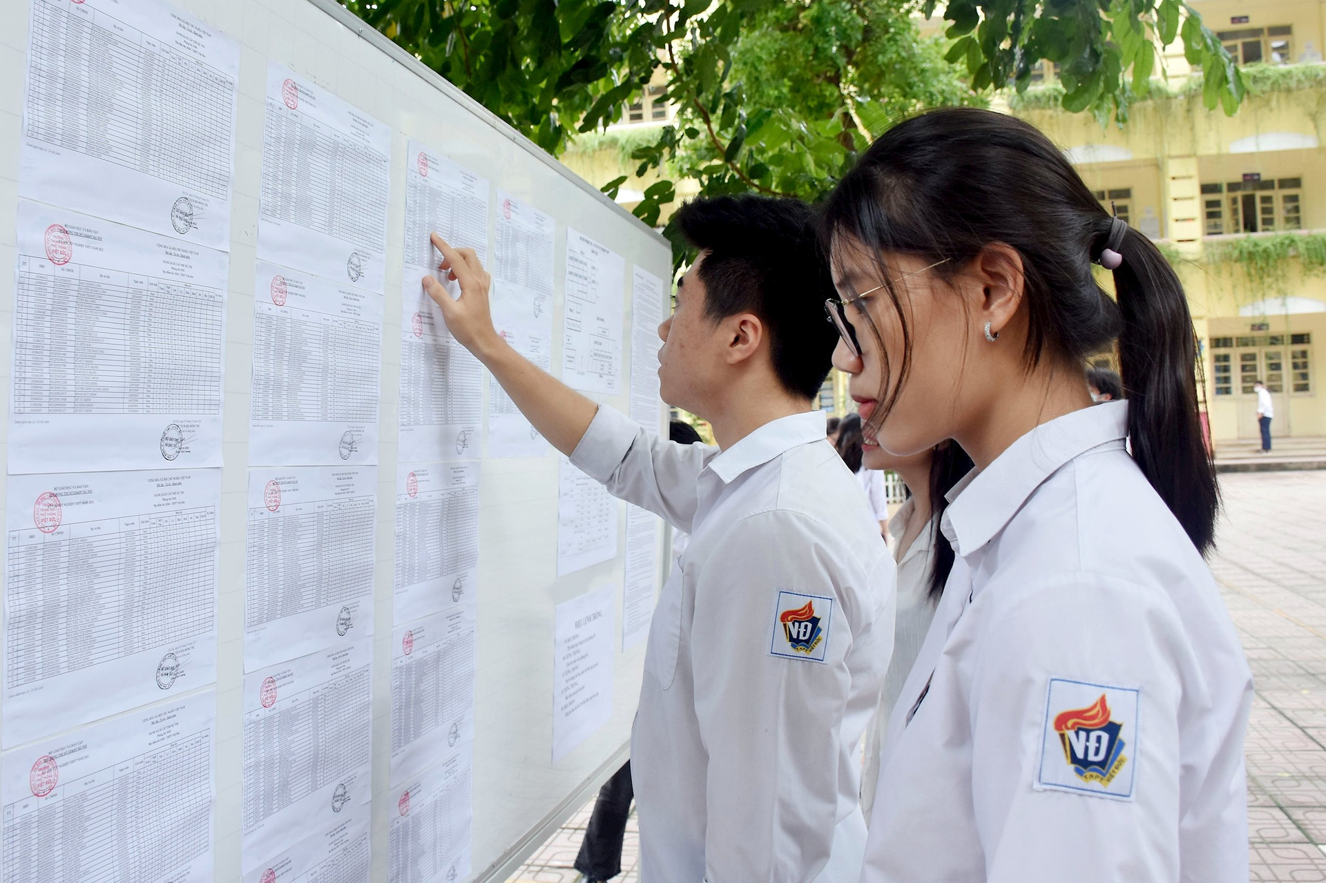 Hà Nội công bố điểm chuẩn trúng tuyển bổ sung vào lớp 10 THPT công lập - Ảnh 1.