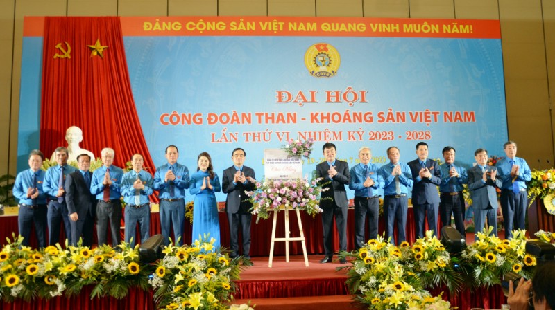 Ra mắt Ban thường vụ Công đoàn Than Khoáng sản Việt Nam lần thứ VI (Ảnh QMG)