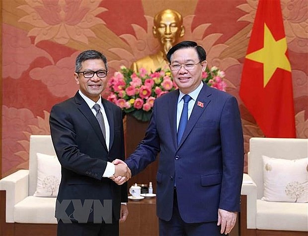 Chủ tịch Quốc hội Vương Đình Huệ tiếp Đại sứ Indonesia tại Việt Nam Denny Abdi. (Ảnh: An Đăng/TTXVN)