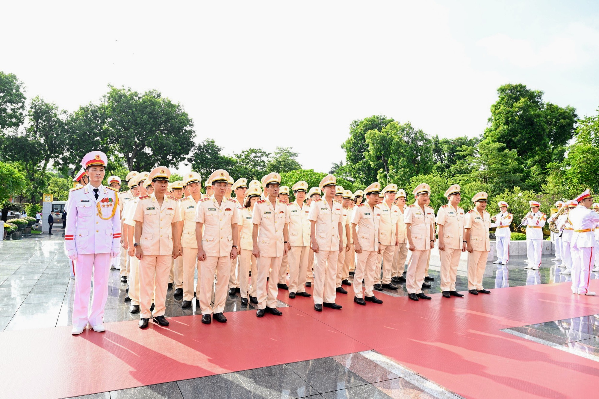 Lãnh đạo Đảng, Nhà nước tưởng niệm các anh hùng liệt sĩ và vào Lăng viếng Chủ tịch Hồ Chí Minh - Ảnh 4.