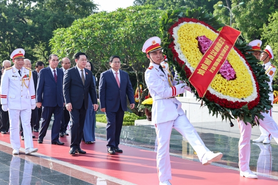 Lãnh đạo Đảng, Nhà nước tưởng niệm các Anh hùng liệt sĩ và vào Lăng viếng Chủ tịch Hồ Chí Minh