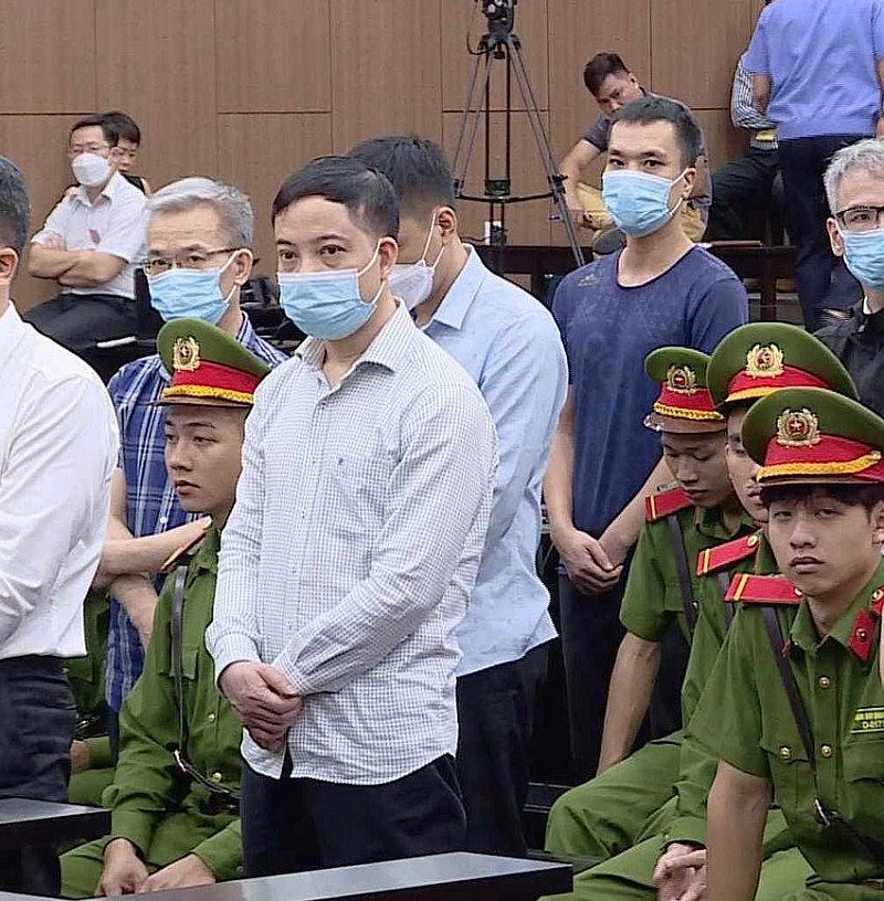 3.	Cựu thư ký thứ trưởng Bộ Y tế Phạm Trung Kiên bị cáo buộc nhận hối lộ số tiền nhiều nhất vụ chuyến bay giải cứu, đã nhận hối lộ 253 lần, tổng số 42,6 tỉ.
