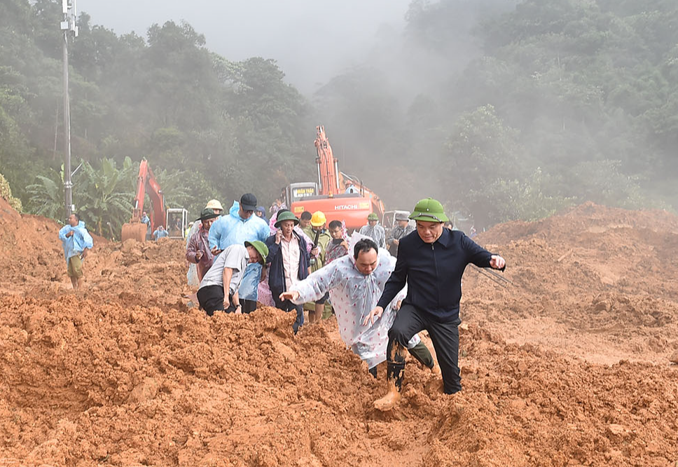 Phó Thủ tướng Trần Lưu Quang đến hiện trường kiểm tra, chỉ đạo khắc phục hậu quả vụ sạt lở nghiêm trọng tại Lâm Đồng - Ảnh 1.