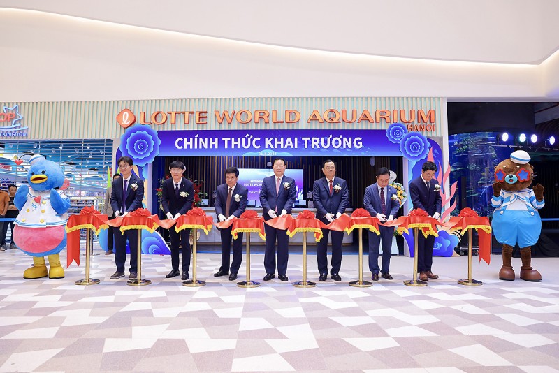 Gần 4.000 lượt khách tham quan ngày đầu khai trương thủy cung trong nhà lớn nhất Hà Nội