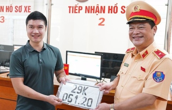 Ngày đầu cấp biển số định danh, áp dụng quản lý “biển số theo người”